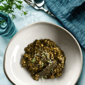 Lentilles multicolores cuites al dente à égoutter, elles sont prêtes à consommer.